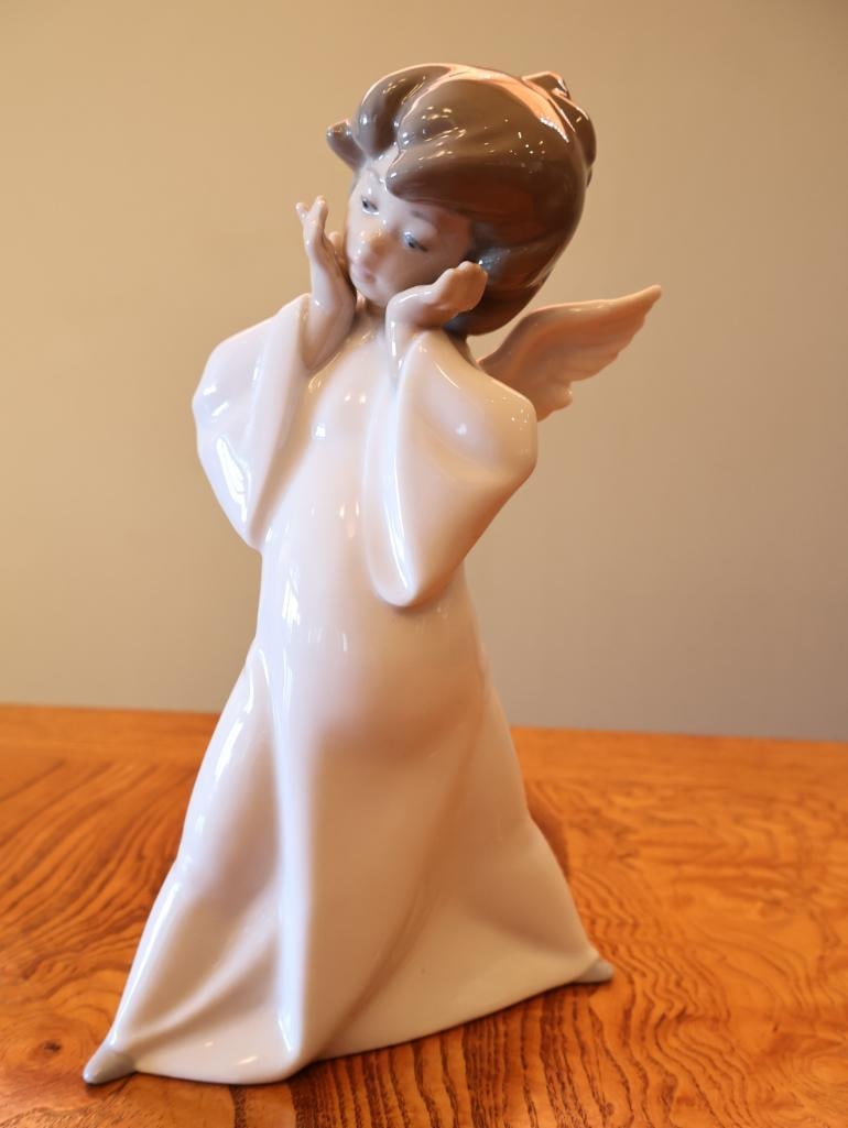 Pair of Lladro Porcelain Angel Figurines Resting and Standing Angels - 6