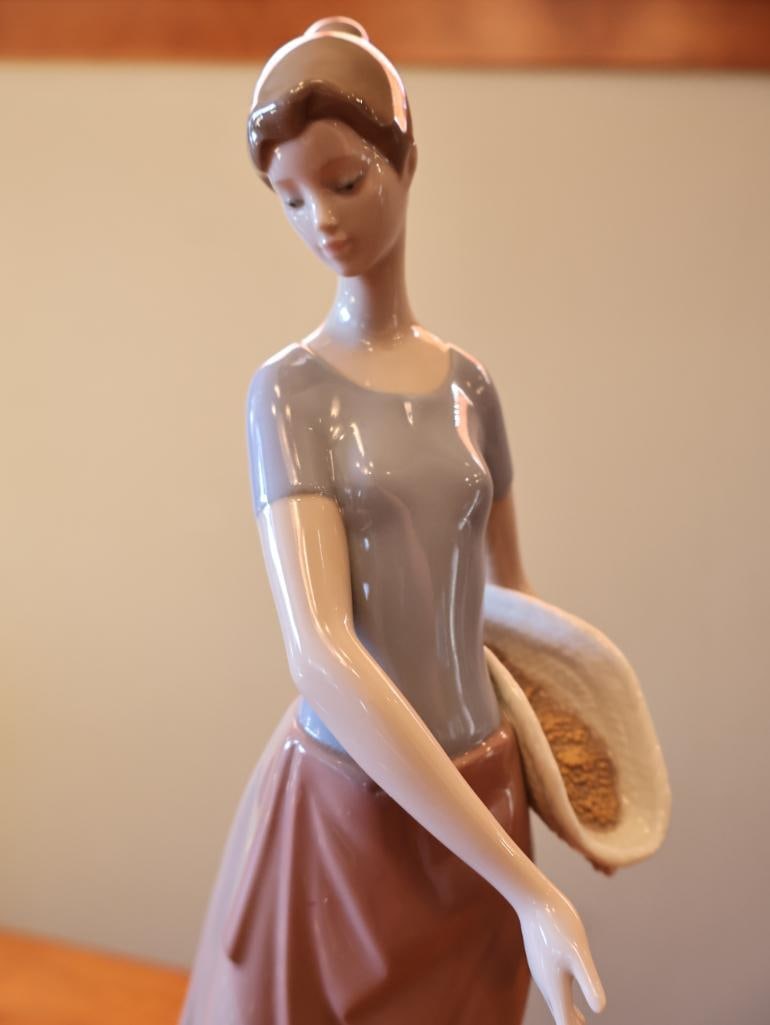 Lladro Feeding the Chickens Woman with Hen & Chicks Porcelain Figurine - 3