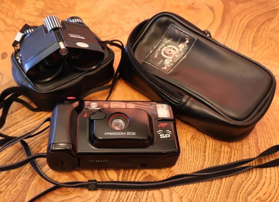Vintage Minolta Camera and Binoculars with Cases (1 of 11)