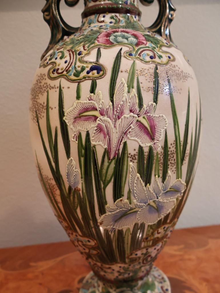 Large Antique Satsuma Style Moriage Iris Vase - 4