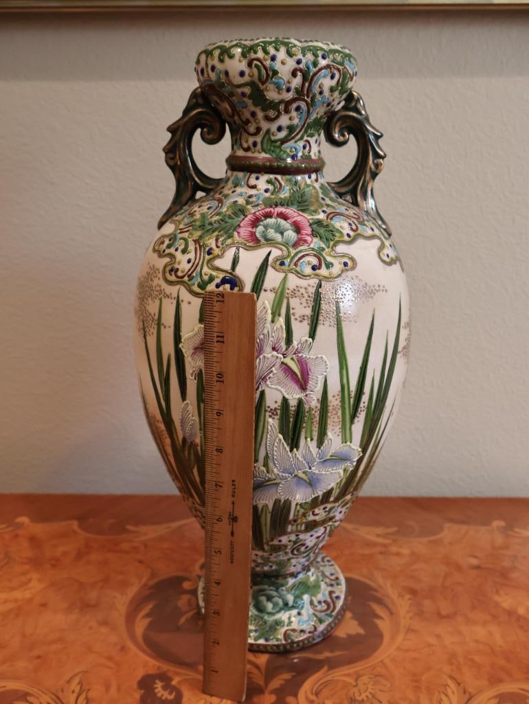 Large Antique Satsuma Style Moriage Iris Vase - 6