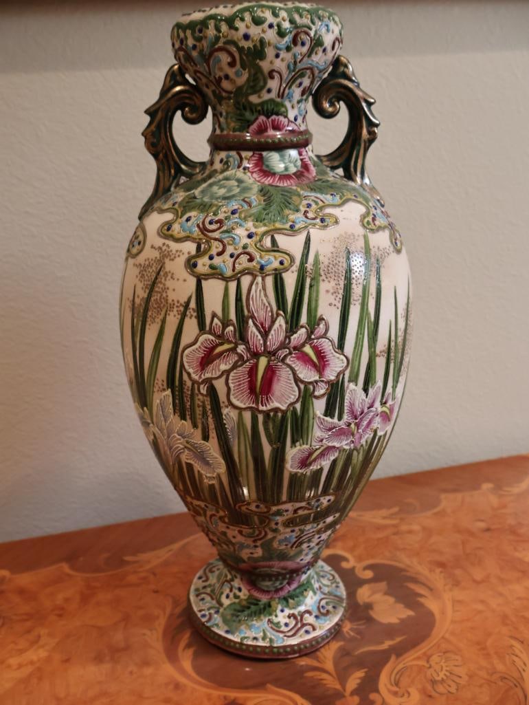 Large Antique Satsuma Style Moriage Iris Vase - 7