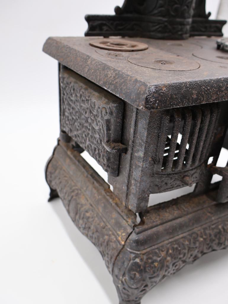 Antique STAR Cast Iron Toy Cook Stove with Ornate Detail - 12