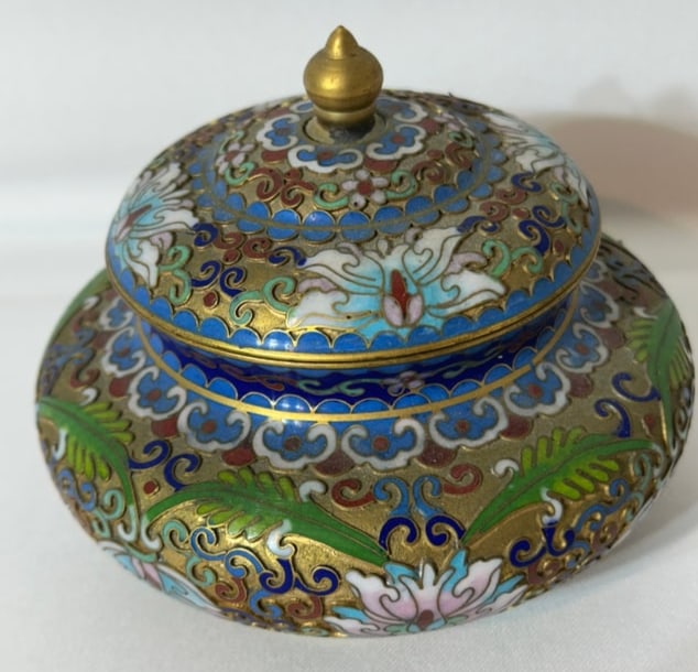 VTG CHINESE CLOISONNE ENAMEL OPEN WORK GOLD GILDED MOSAIC COVER JAR: Size: W: 5 1/2”, H: 3 1/2”