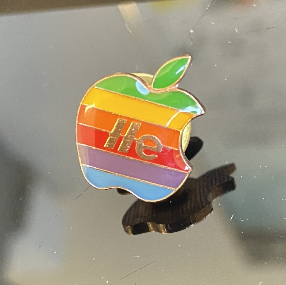 Vintage Enamel Apple Mac IIe Logo Pin: Vintage Apple Mac Rainbow Logo Enamel Pin to conincide with release of the Apple IIe ~1983. Approximately 3.5mm diameter. Lot 555807