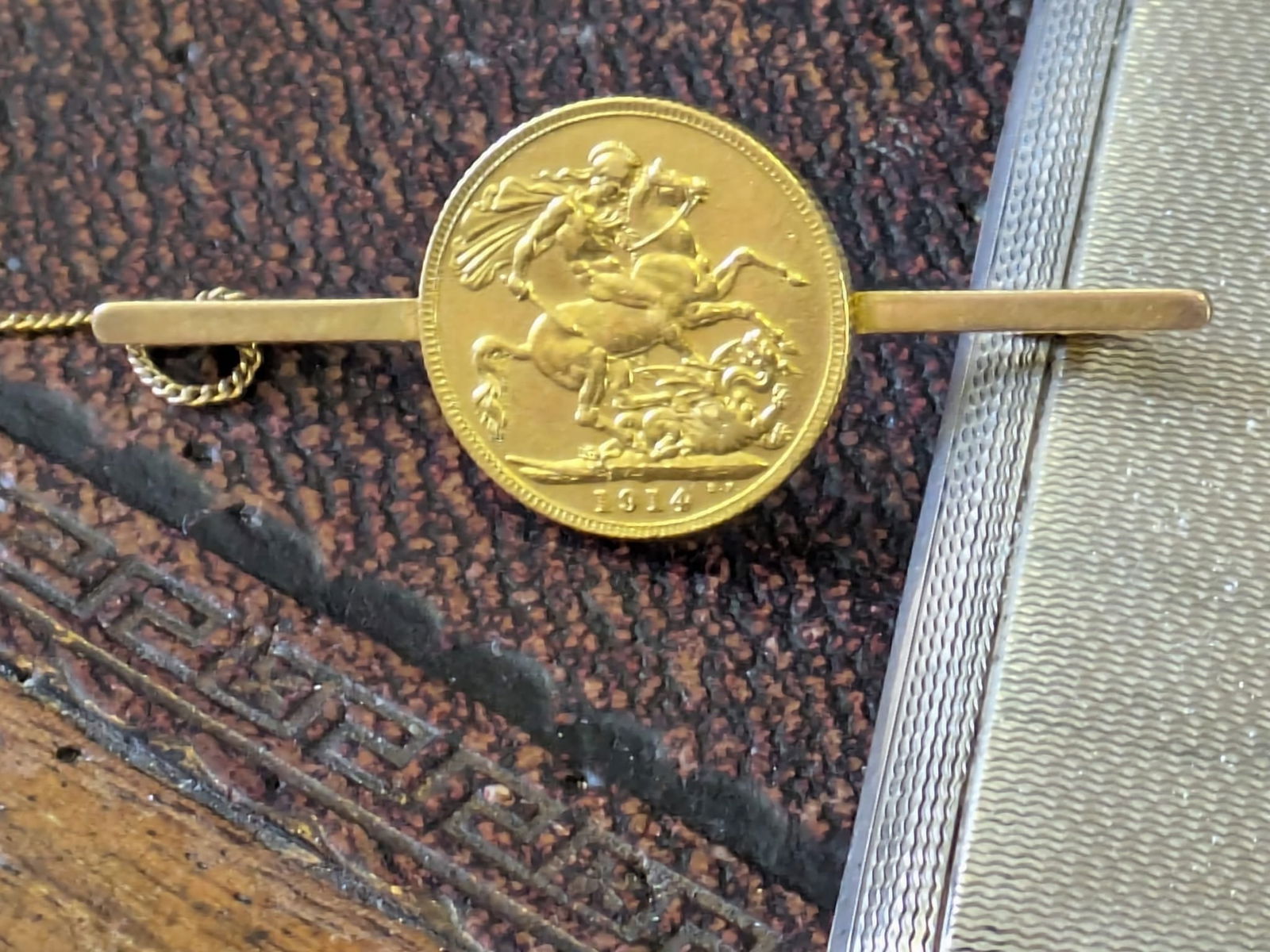 1914 Gold Soveriegn on 9ct Gold Tie Pin (1 of 4)