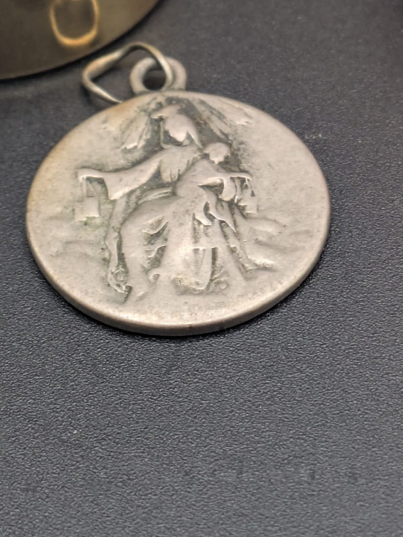 Necklace Pendant depicting Mary & Jesus (1 of 3)