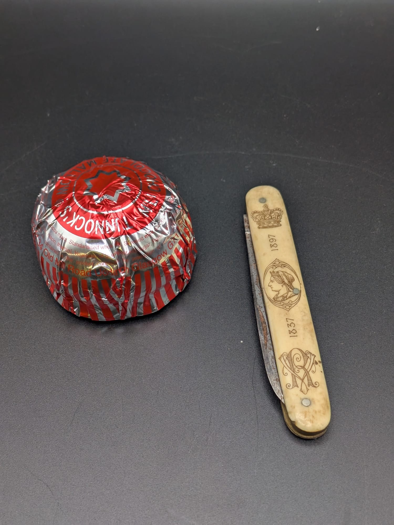 Queen Victoria 60th Anniversary Bone Pocket Knife: Lovely wee piece with two blades that open outwards. NR