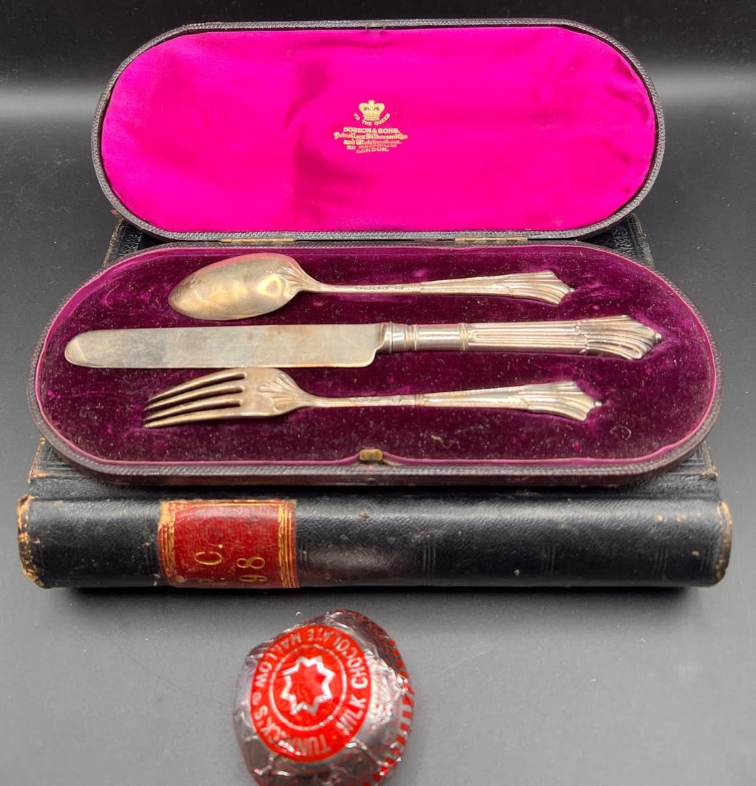 A VICTORIAN SILVER CHRISTENING SET (1 of 3)