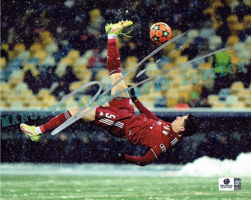 Robert Lewandowski FC Bayern Munich Autographed 8x10 Photo coa (1 of 2)