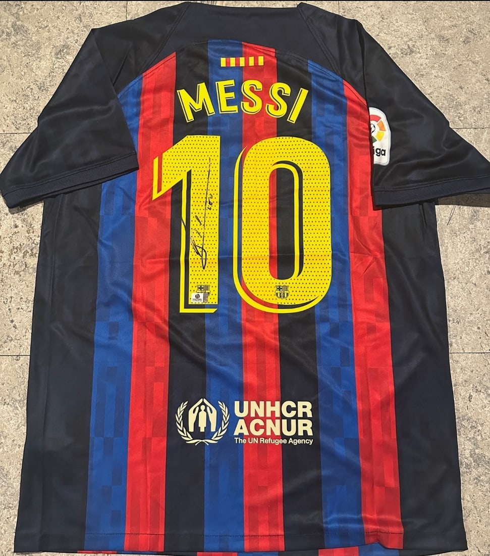 Lionel Messi F.C. Barcelona Autographed Nike Home Soccer Jersey coa (1 of 3)
