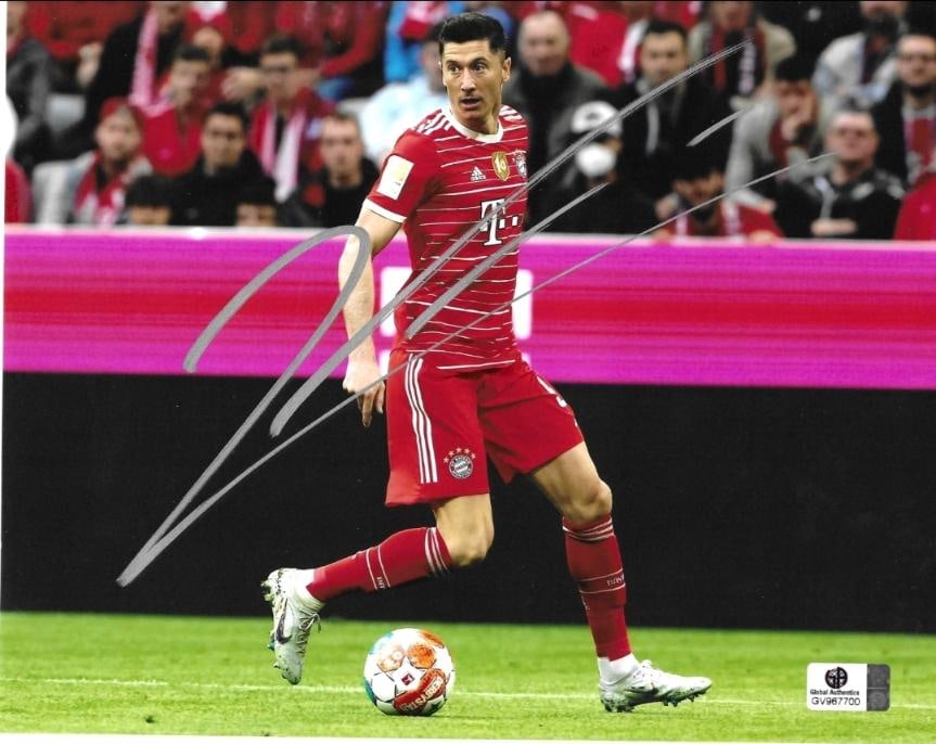 Robert Lewandowski FC Bayern Munich Autographed 8x10 Photo coa: Robert Lewandowski FC Bayern Munich Autographed 8x10 Photo GA coa - Autograph Location & coa # may vary