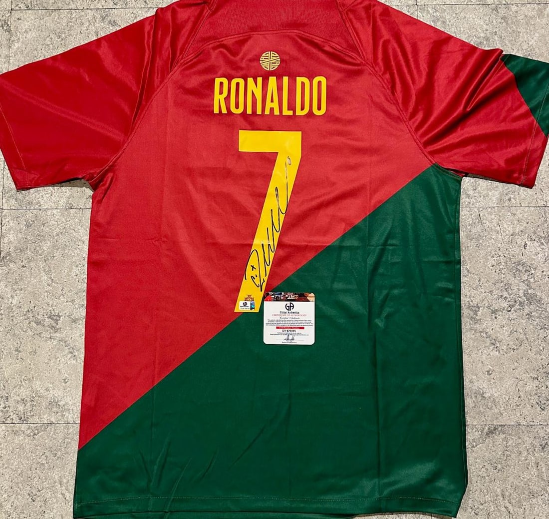 Cristiano Ronaldo Portugal Autographed 2022 Nike FIFA WORLD CUP Home Soccer Jersey coa: Cristiano Ronaldo Portugal Autographed 2022 Nike FIFA WORLD CUP Home Soccer Jersey GA coa - Autograph Location & coa # may vary JERSEY SIZE EXTRA LARGE