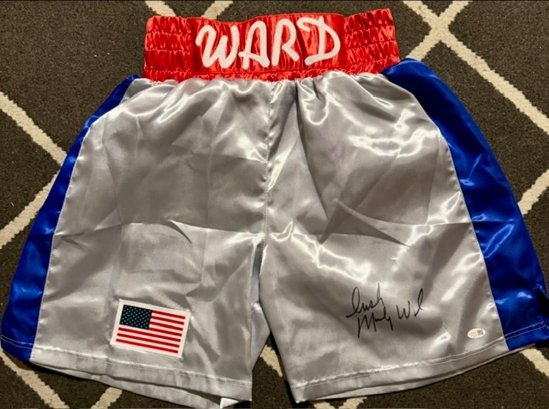 Micky Ward Autographed Everlast Boxing Glove JSA HOLOGRAM
