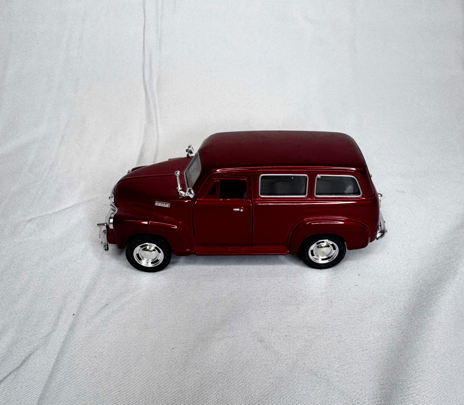 KiNSMART Red 1950 Chevrolet Suburban, out of box (1 of 2)