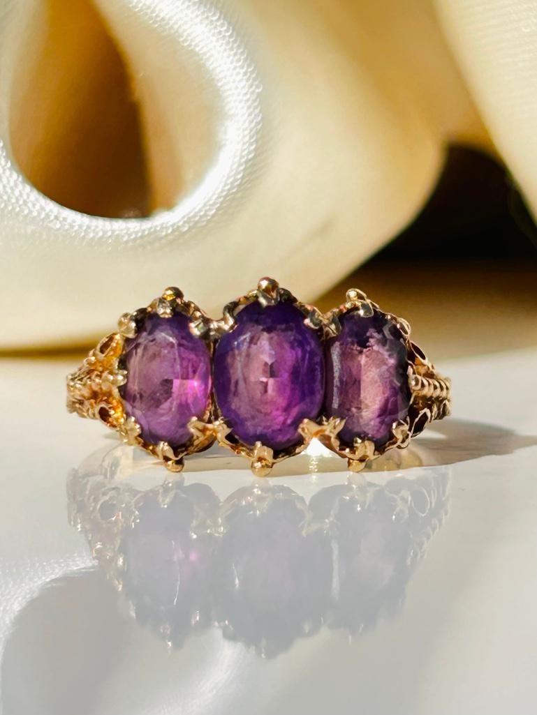 Sweet heavy 9ct gold amethyst 3 stone ring (1 of 8)