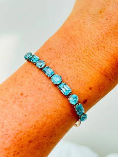Wonderful Blue Topaz and Gold Bracelet: Wonderful Blue Topaz and Gold Bracelet beautiful topaz stones measurements length 19cm width 5mm weight 7.29g stamped 9ct materials <p