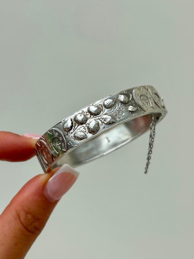 Antique Silver Double Horseshoe Bangle Bracelet: Antique Silver Double Horseshoe Bangle Bracelet charming engraved silver bangle! measurements inner diameter 45mm x 40mm width 12mm weight 17.63g mater