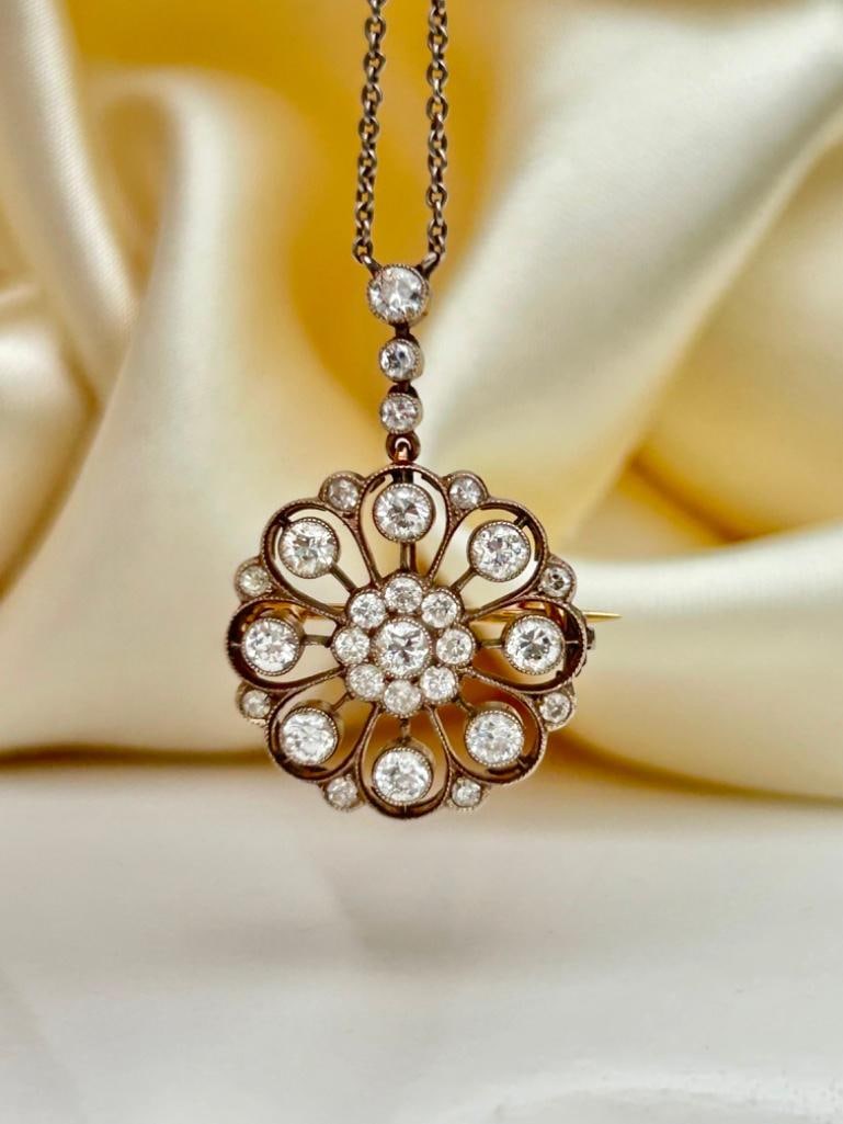 Outstanding 18ct White Gold and Platinum Diamond Flower Pendant on Chain in Blue Velvet Box: Outstanding 18ct White Gold and Platinum Diamond Flower Pendant on Chain in Blue Velvet Box the sweetest bright clean diamond flower pendant, beautiful! measurements pendant size 3