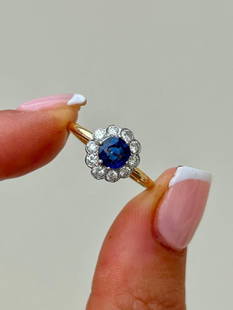 18ct Yellow Gold Sapphire and Diamond Halo Ring: 18ct Yellow Gold Sapphire and Diamond Halo Ring &#160; exquisite sapphire stone surrounded by diamonds &#160; measurements size UK P US 8&#160; head of ring 10mm x 9mm weight 2.50g &#160;
