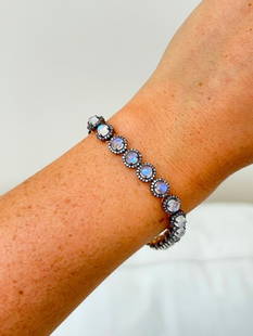 Amazing moonstone and diamond bracelet: Amazing moonstone and diamond bracelet So pretty! measurements length 19.5cm width 7mm weight 21.54g materials Moonstone and diamond udzz