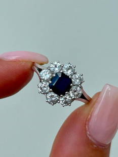 Chunky 18ct White Gold Sapphire and Diamond Flower Ring: Chunky 18ct White Gold Sapphire and Diamond Flower Ring&#160; &#160; the most incredible sapphire stone surrounded by bright clean diamonds!&#160; &#160; measurements&#160; ring size UK O US 71/2 head
