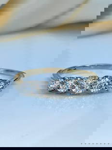 WONDERFUL ANTIQUE 18CT YELLOW GOLD DIAMOND 5 STONE RING - APPROX 90PTS TOTAL: WONDERFUL ANTIQUE 18CT YELLOW GOLD DIAMOND 5 STONE RING - APPROX 90PTS TOTAL  CENTER STONE APPROX 30PTS / 2 X .20PTS / 2 X .10PTS&nbsp;  BRIGHT AND CLEAN DIAMONDS&nbsp;  WEIGHT : 2.64 G&nbsp;  RING SI