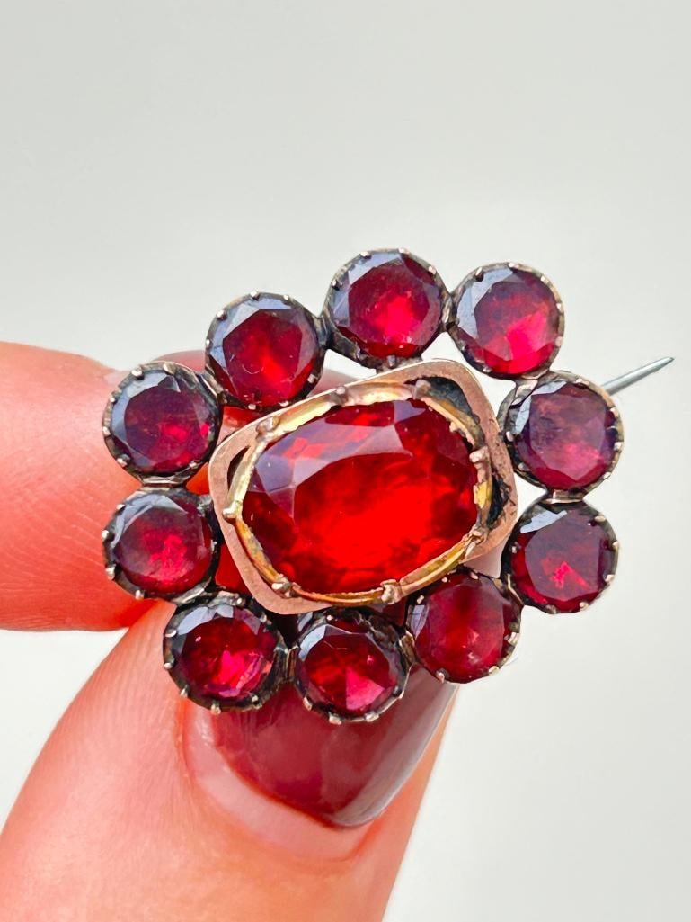 Antique Gold Garnet Brooch: Antique Gold Garnet Brooch very lovely Measurements: size 23mm x 19mm weight 4.41g Materials: gold and garnet 