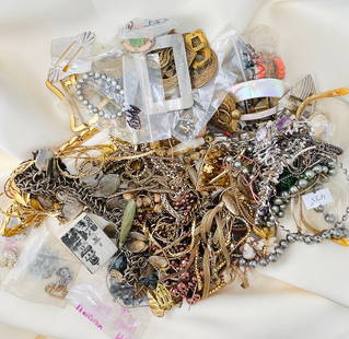 Mixed Lot of jewellery - HUGE mixed lot: Mixed Lot of jewellery - HUGE mixed lot