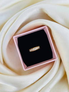 Chunky 18ct Yellow Gold Diamond 5 Stone Ring: Chunky 18ct Yellow Gold Diamond 5 Stone Ring&nbsp; &nbsp; 5 beautiful bright diamonds, truly exquisite &nbsp; measurements size UK M US 61/2 head of ring 14mm x 4mm Weight: 2.93g hallmarked 1