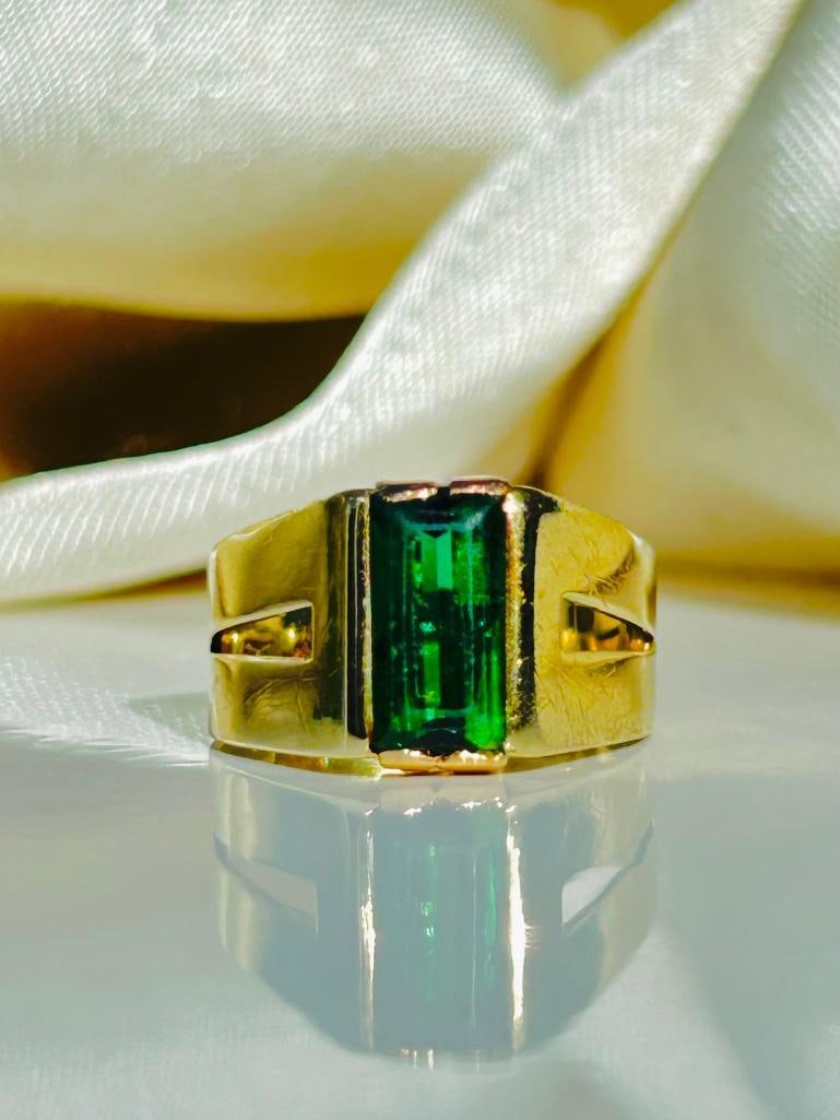 *14ct Gold Green Tourmaline Ring: 14ct Gold Green Tourmaline Ring gorgeous gold chunky ring measurements Ring Size: M or 61/2 head of ring 5mm x 10mm Weight: 3.68g stamped 585 ma