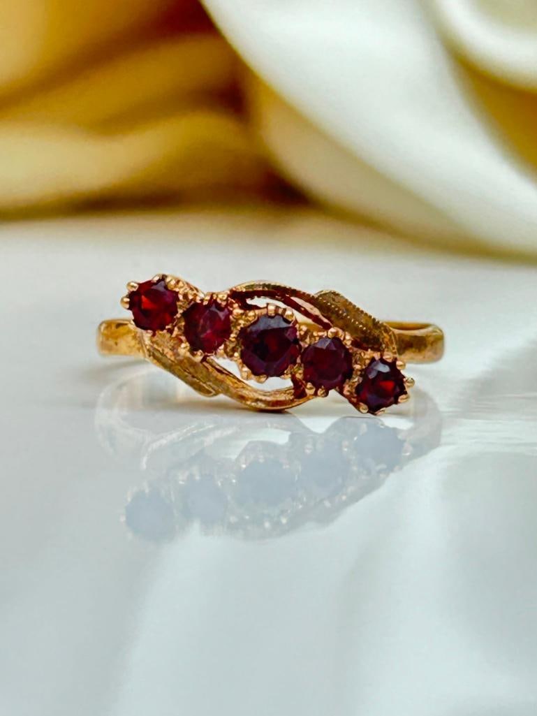 Sweet 9ct Yellow Gold Garnet Twist Ring (1 of 7)