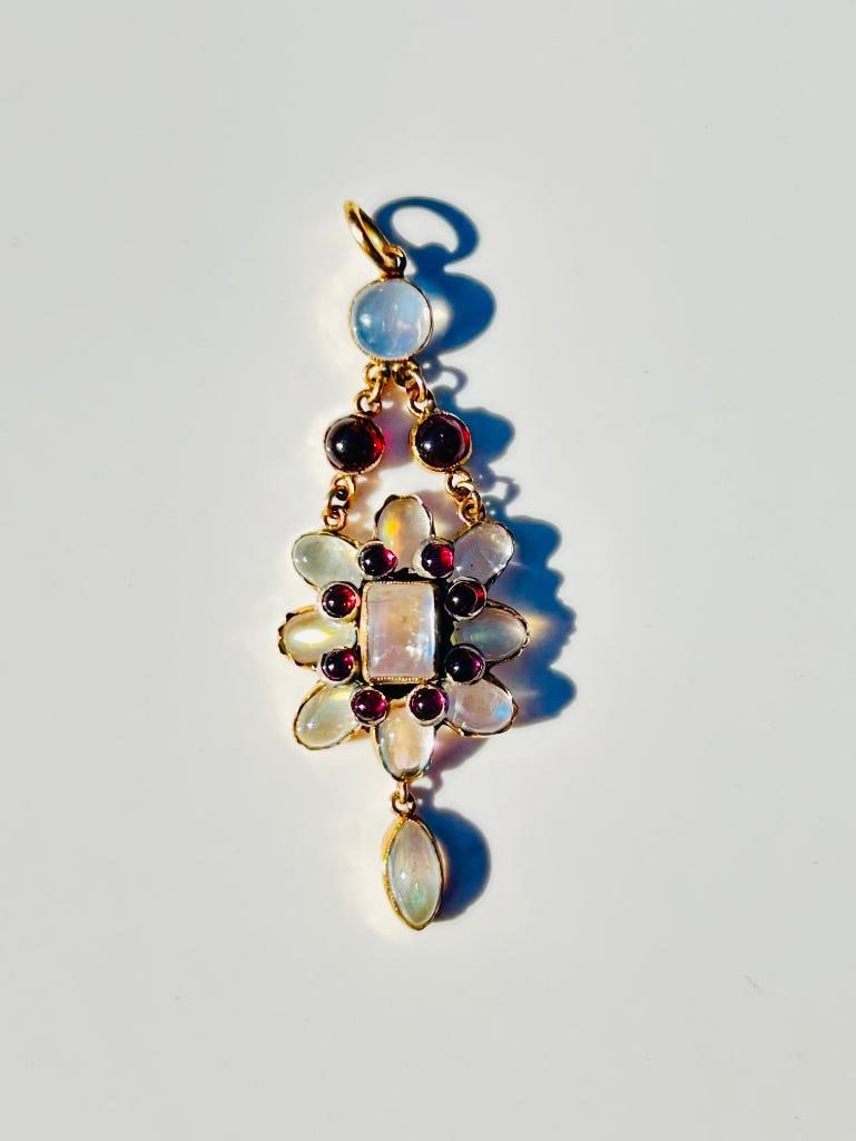 *Antique Moonstone and Ruby Gold Drop Pendant: Antique Moonstone and Ruby Gold Drop Pendant beautiful glowing moonstone measurements size 55mm x 18mm Weight: 3.81g stamped 9ct materials <p