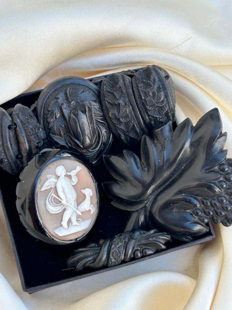 Mixed Lot of Antique Carved Whitby Jet / Bog Oak / Cameo Pieces (1 of 4)