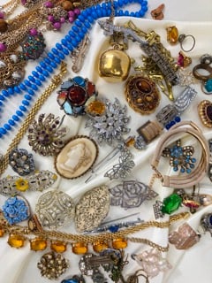MIXED LOT Vintage Costume Jewellery (1 of 8)