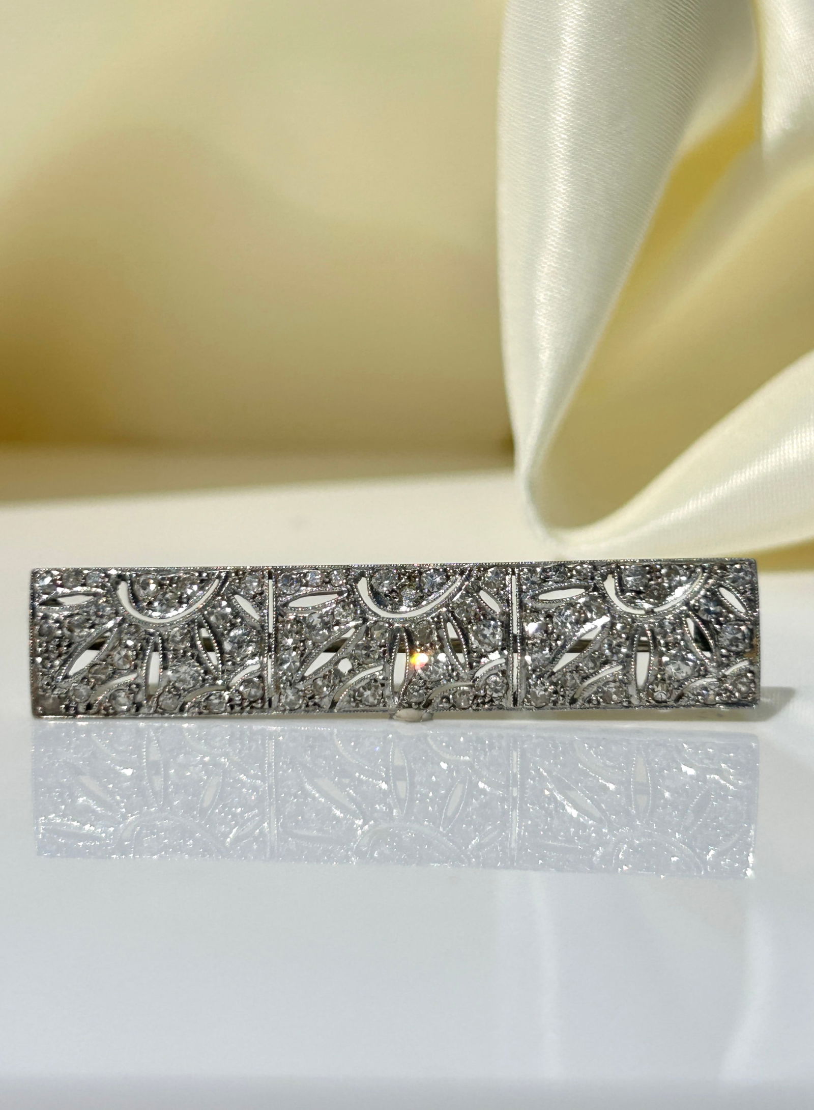 Outstanding Antique Diamond Panel Brooch in platinum: Outstanding Antique Diamond Panel Brooch in platinum Wonderful quality diamond brooch made up from 3 sections weight 7.73 g Measurements : 5 x 1 cm depth : 2mm o