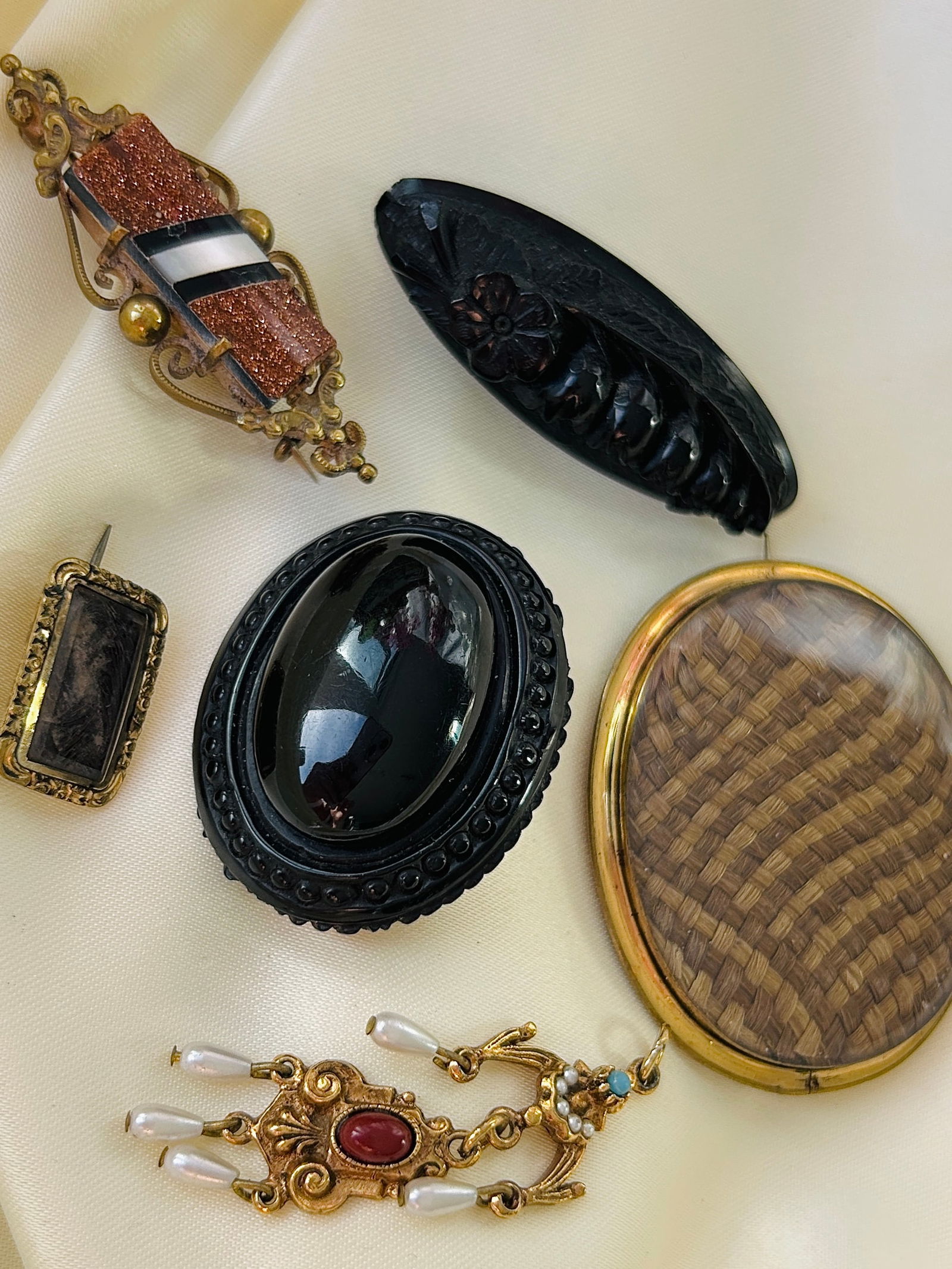 Mixed Lot of Jewellery - Brooches and Pendant (1 of 6)