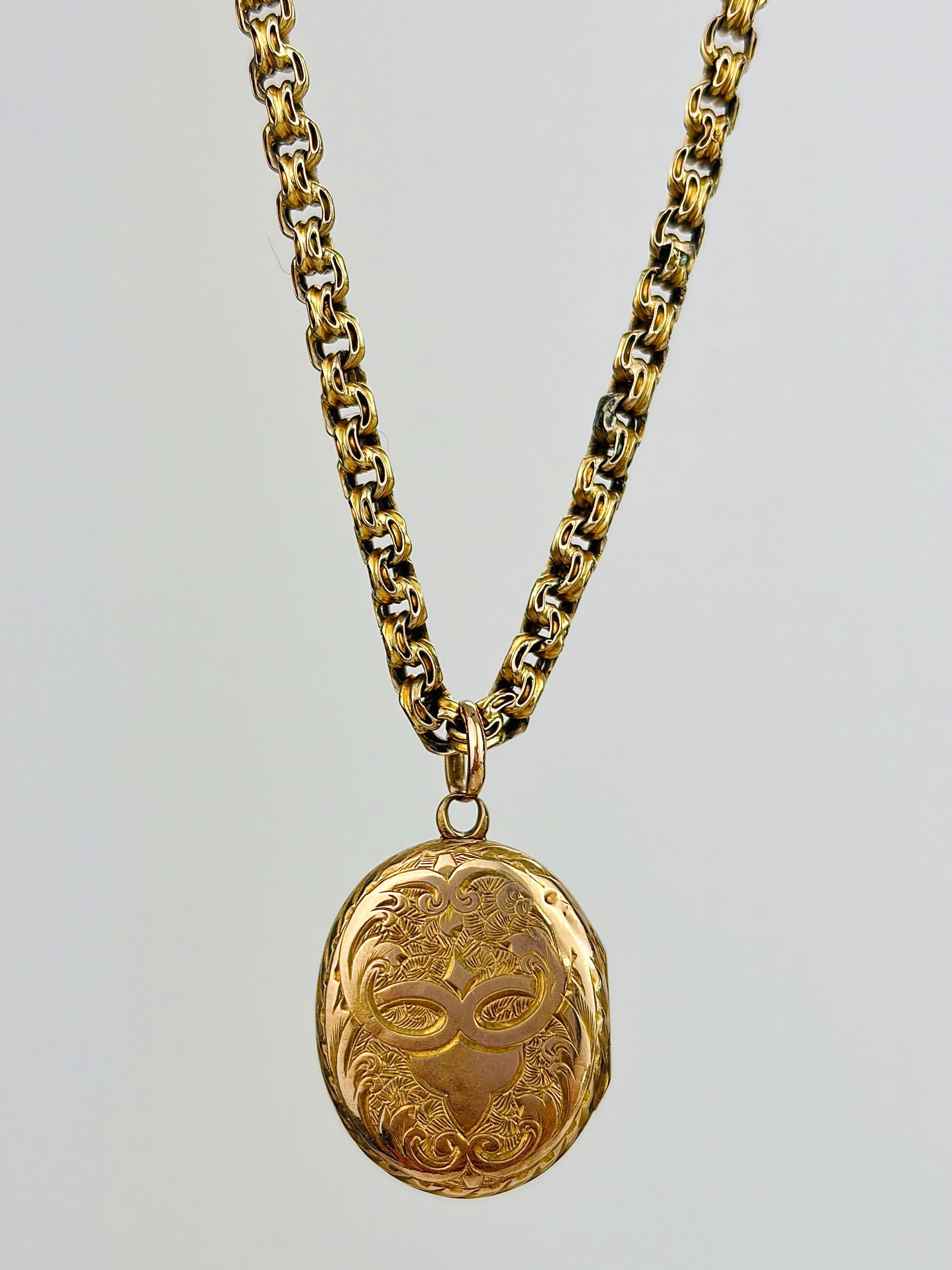 Antique 9ct Gold Opening Locket on Lovely 9ct Gold Chain with Dogclip (1 of 11)