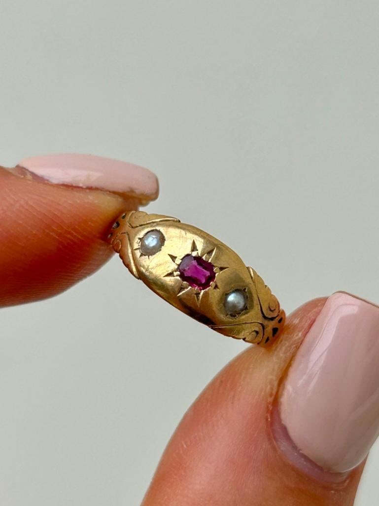 Sweet Antique 9ct Gold Ring (1 of 6)