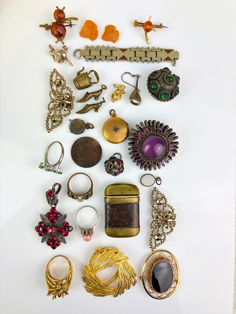MIXED LOT Brooches, Rings, Pendants etc: MIXED LOT Brooches, Rings, Pendants etc