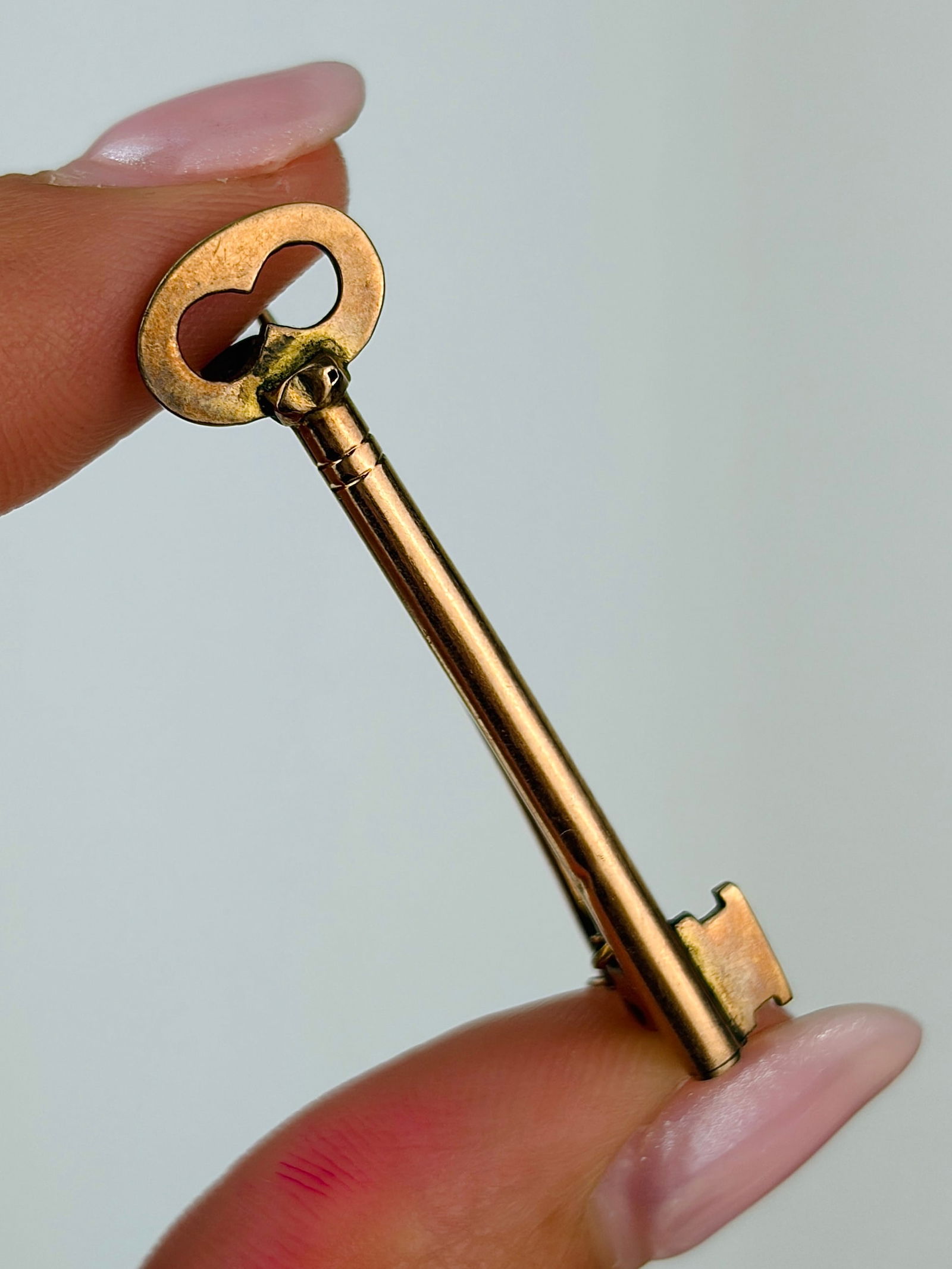 vintage 9ct yellow gold key brooch (1 of 7)