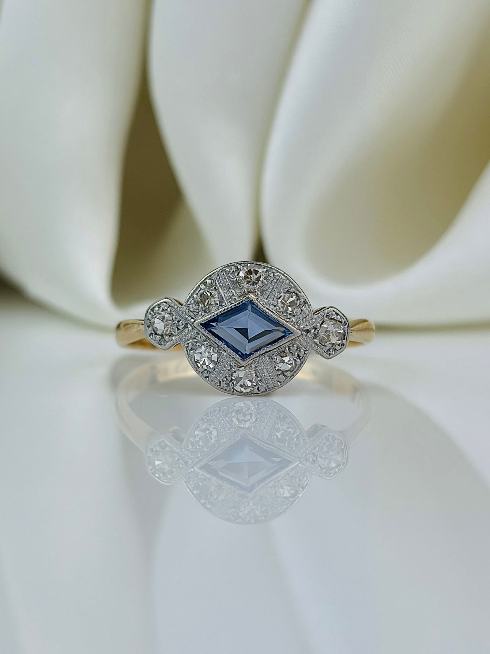 Antique art deco era sapphire and diamond ring in 18ct yellow gold and platinum (1 of 11)