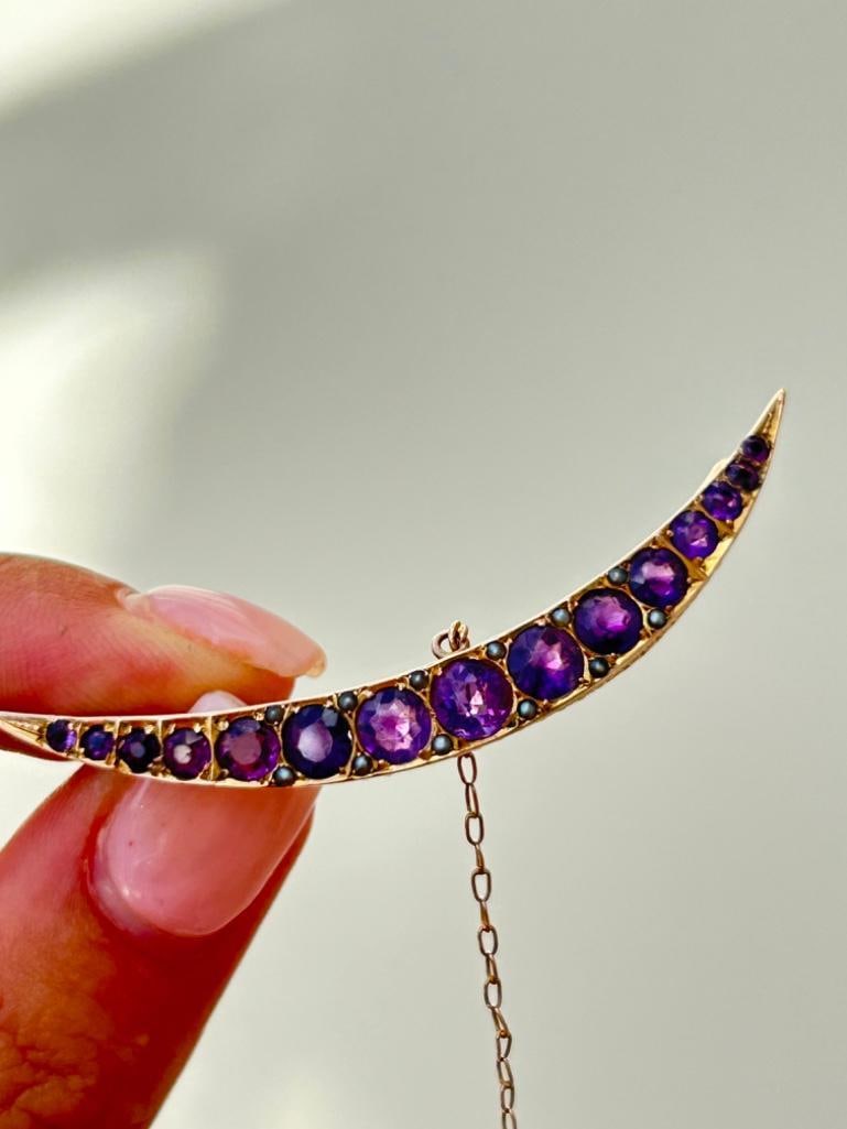 Vintage Amethyst Crescent and 9 Carat Gold Brooch in antique box: Vintage Amethyst Crescent and 9 Carat Gold Brooch in antique box This stylish crescent brooch holds a total of 15 amethyst. The brooch is modelled out of carat gold. 
