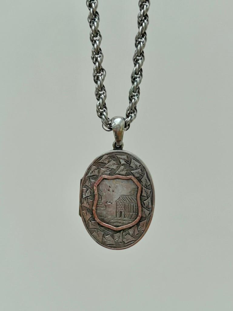Chunky Antique Aesthetic Silver Locket with Gold Overlay and Chain: Chunky Antique Aesthetic Silver Locket with Gold Overlay and Chain charming open locket chain measurements length 49.5cm pendant size 59mm x 34mm weight 36.86g <p