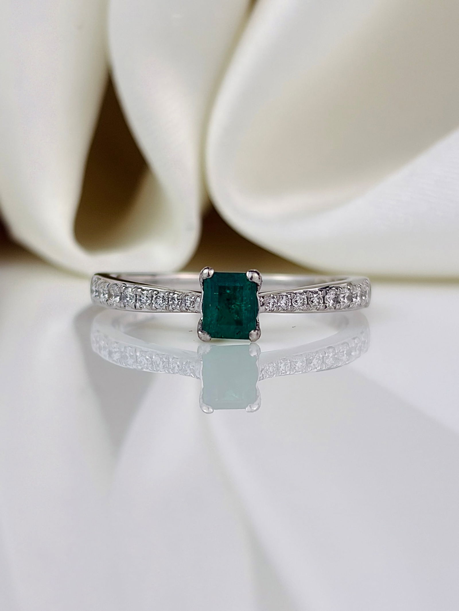 vintage emerald and diamond platinum solitaire ring: vintage emerald and diamond platinum solitaire ring Weight: 3.4g Size: UK N, US 7, Face of ring 4x3.5mm Materials: Platinum Hallmarks: Stamped PT 950 Condition: The overall condition is