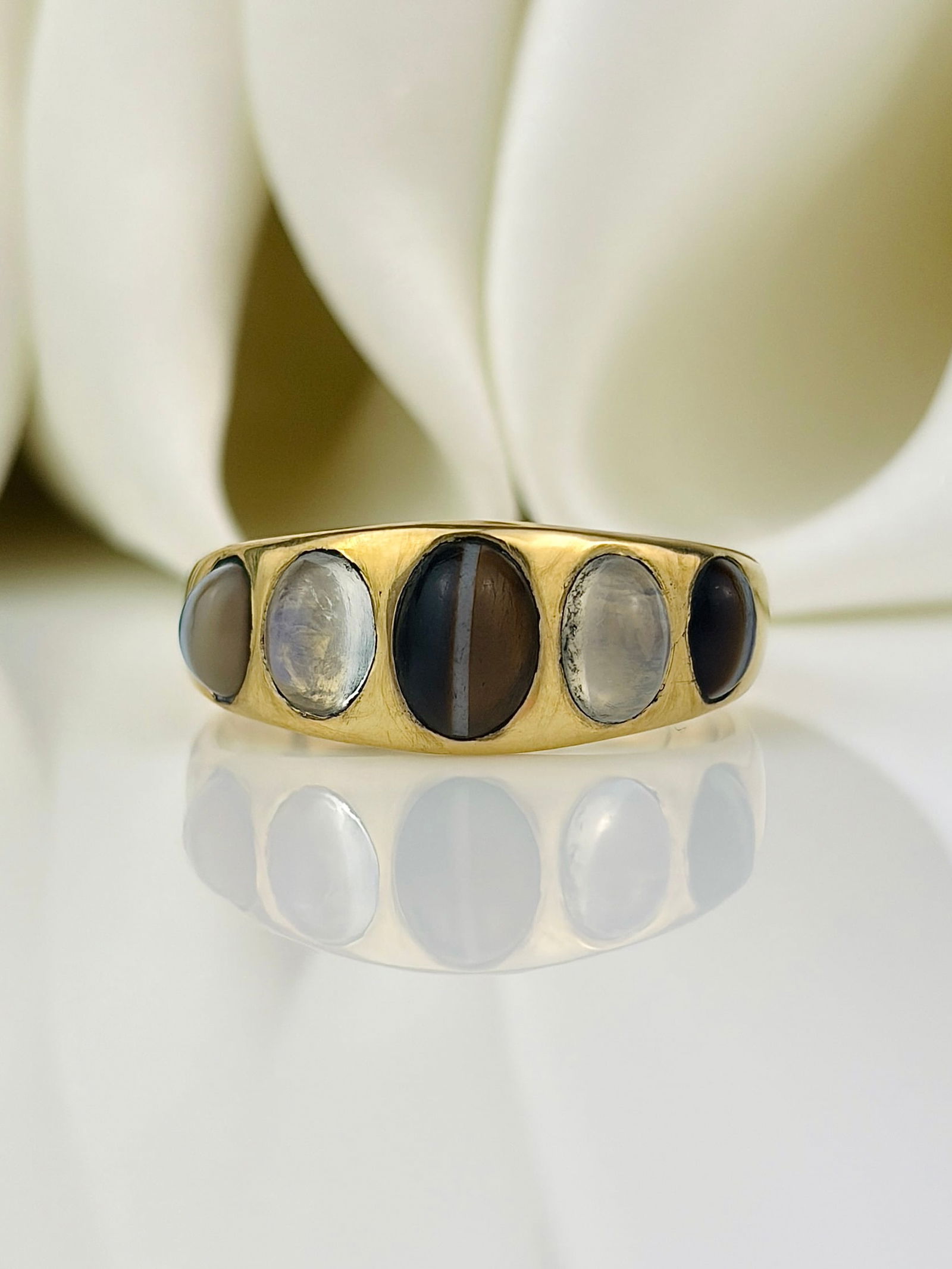 Antique unusual 18ct yellow gold banded agate and moonstone 5 stone ring: Antique unusual 18ct yellow gold banded agate and moonstone 5 stone ring Such a wonderful, unusual ring!