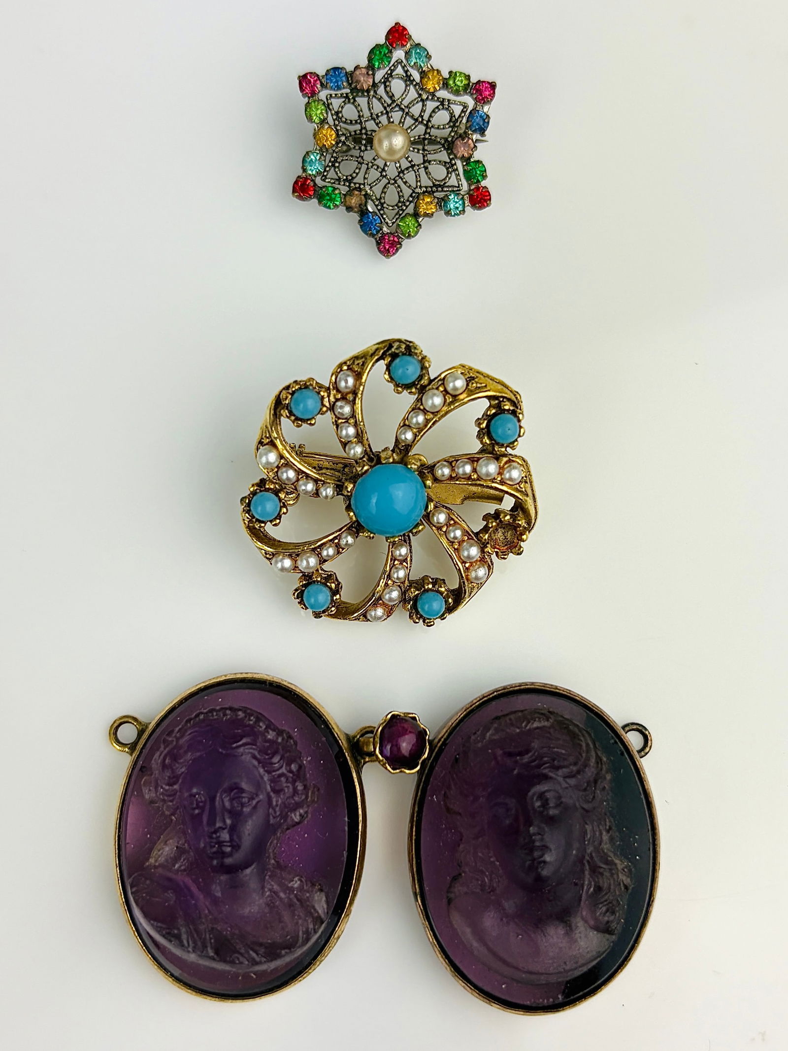 MIXED LOT - BROOCHES, CARVED CAMEO (1 of 3)