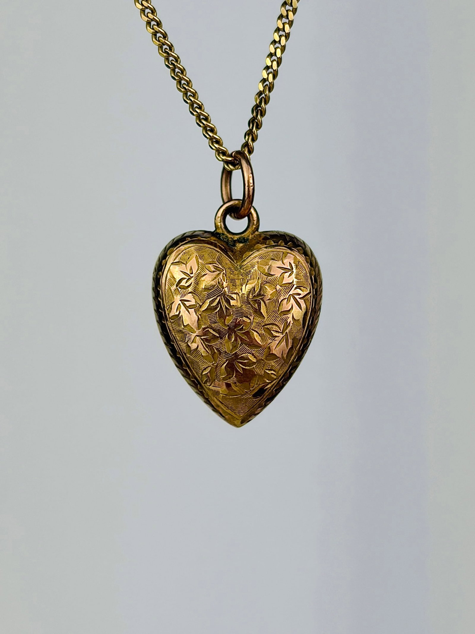 antique 9ct yellow gold engraved puffed heart pendant: antique 9ct yellow gold engraved puffed heart pendant Adorable puffy heart!