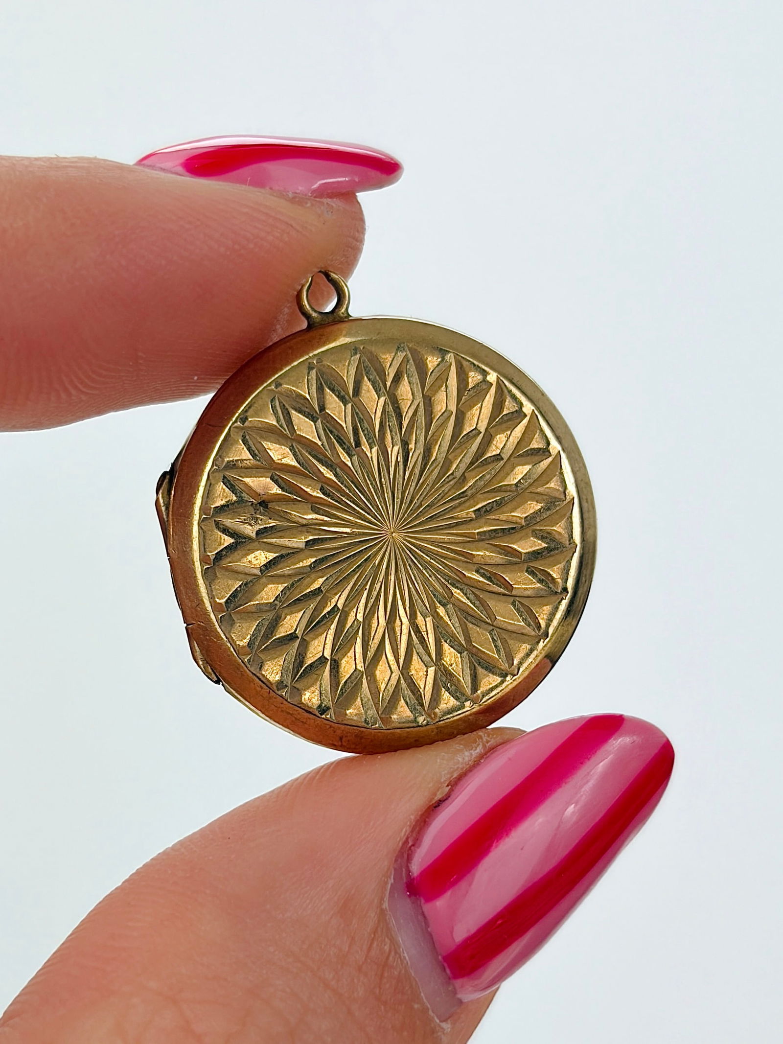 sweet 9ct gold B&F locket pendant (1 of 7)