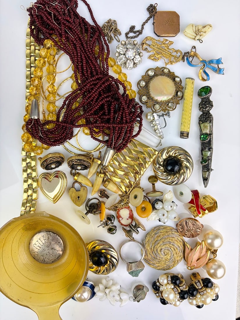 MIXED LOT BROOCHES, EARRINGS, BEADS ETC (1 of 5)
